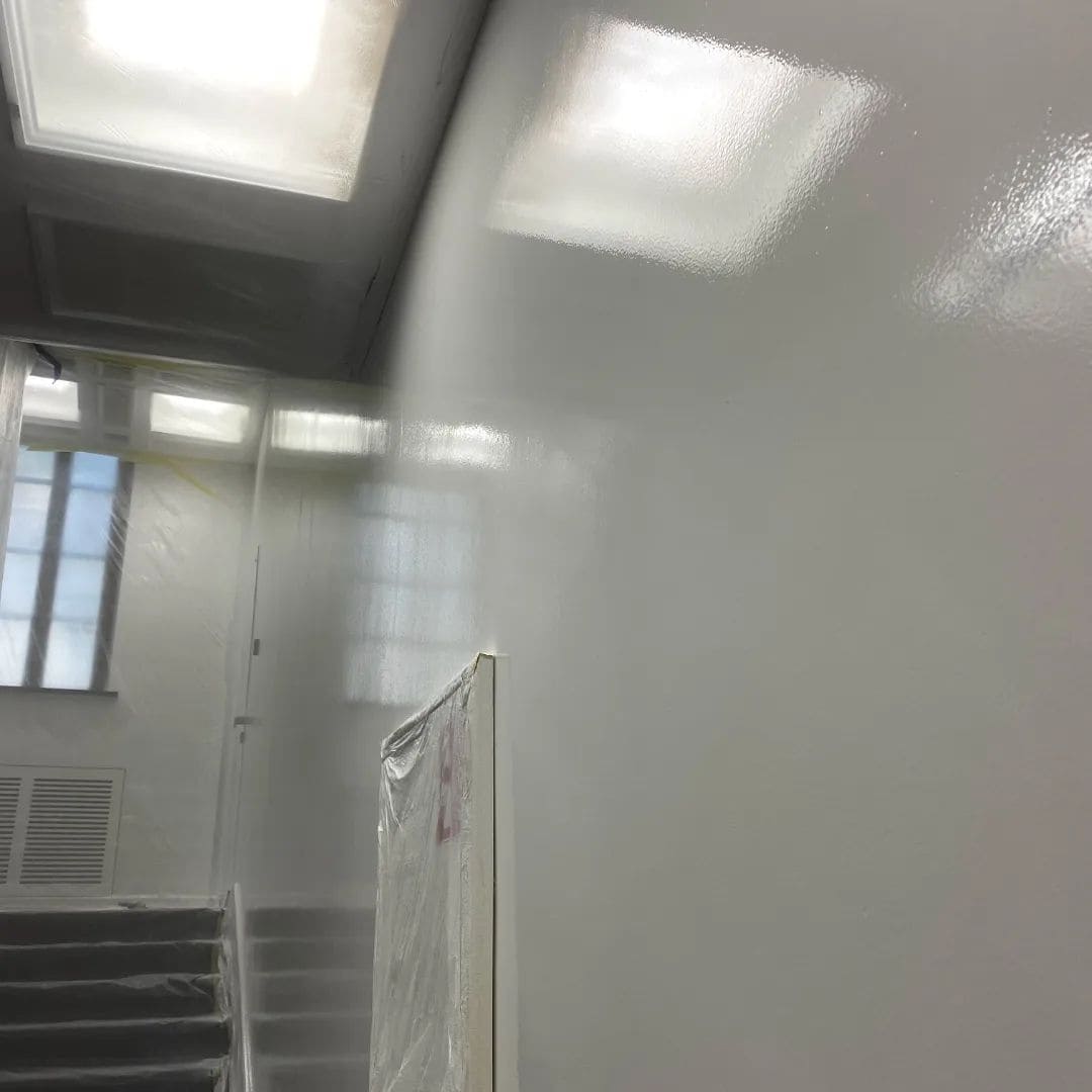 Błyszczące malowanie ścian
